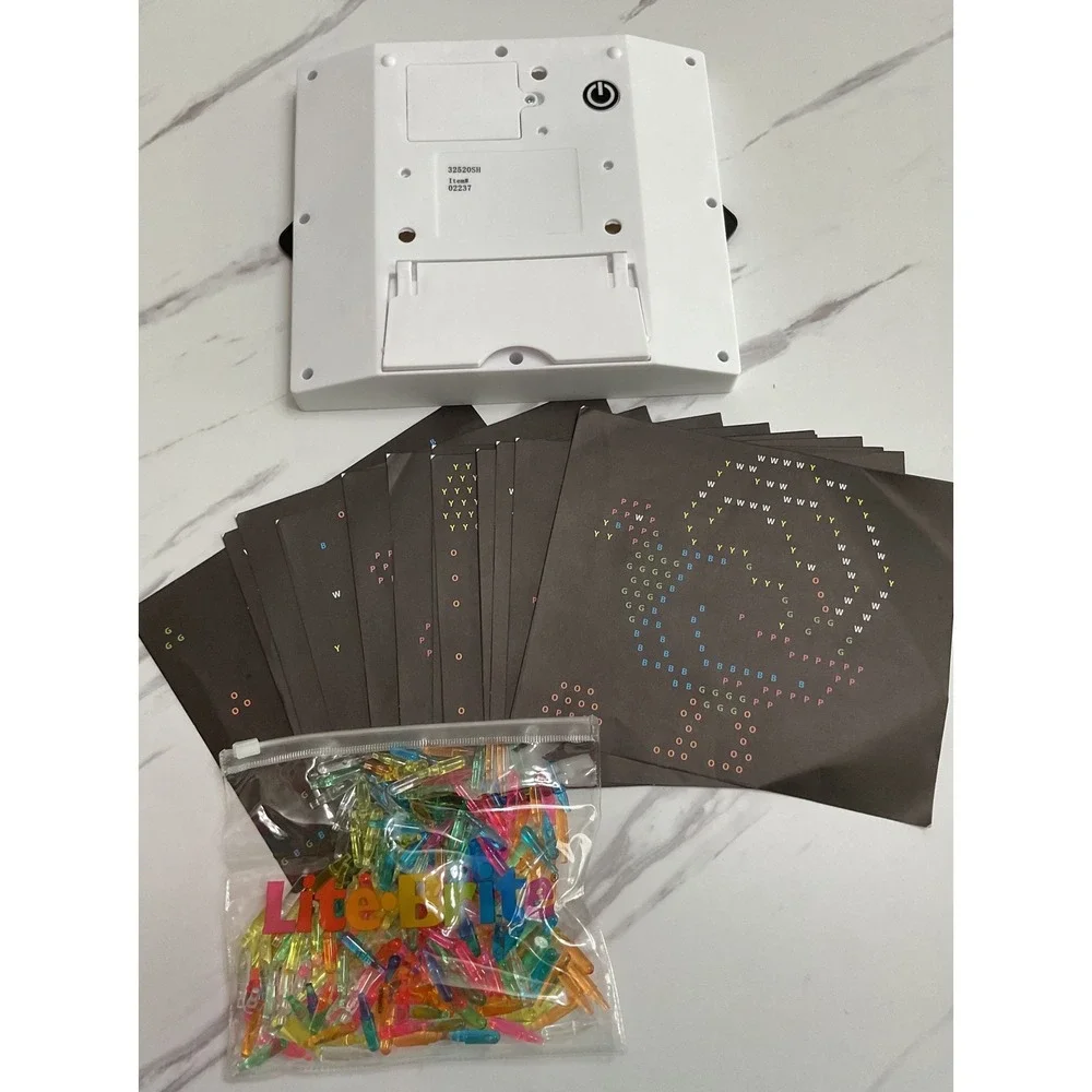 Lite-Brite Magic Screen Retro Toy Set 240+ Pegs 12 Templates Basic Fun 02237